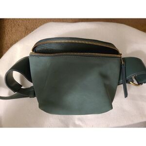 Universal Thread Pine Forest Green Fannt Pack NWOT